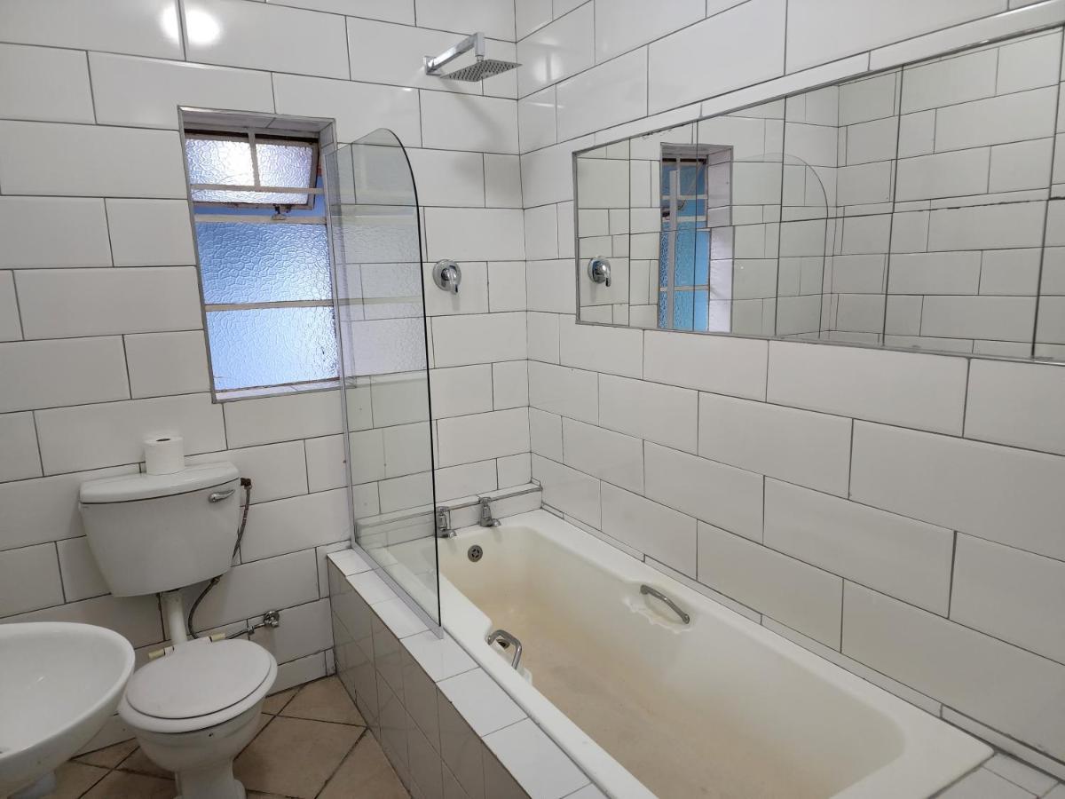 Hasate ,4 St Street Oakdale Belliville South Africa *